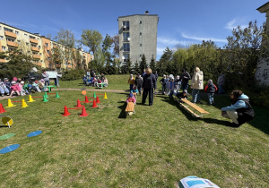 w ogródku przedszkolnym odbywają się sportowe konkurencje, w których uczestniczą dzieci