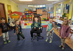chłopiec świętuje urodziny, dzieci składają mu życzenia