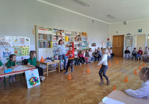 dzieci biorą udział w konkursie wiedzy o zdrowiu, rozwiązują zadania, biorą udział w konkurencjach sportowych