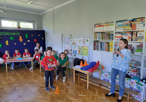 dzieci biorą udział w konkursie wiedzy o zdrowiu, rozwiązują zadania, biorą udział w konkurencjach sportowych