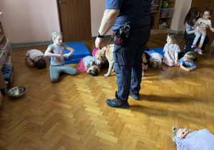 Dzieci wykonują postawę bezpieczną.