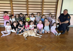 Wspólne zdjęcie dzieci z gr 4 z gościem.