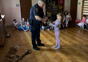 Dziewczynka wykonuje postawę bezpieczną.