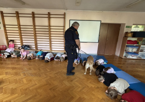 Dzieci wykonują postawę bezpieczną.