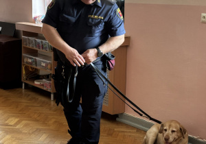 Policjant z psem.