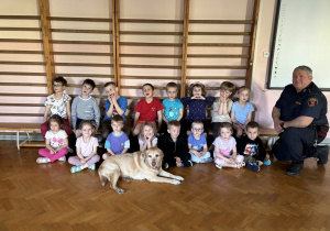 Wspólne zdjęcie dzieci z gr 4 z gościem.