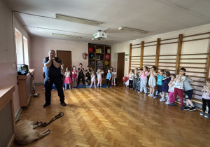 Dzieci wykonują postawę bezpieczną.