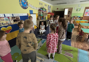 Dzieci w kole śpiewają "100 lat".