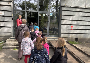 Dzieci wchodzą do teatru.