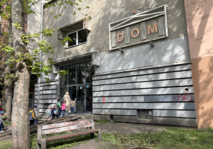 Dzieci wchodzą do teatru.