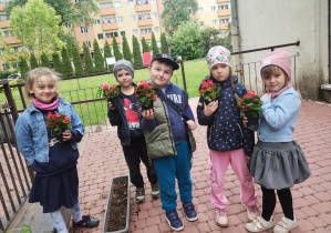 dzieci sadzą rośliny na przedszkolnym tarasie