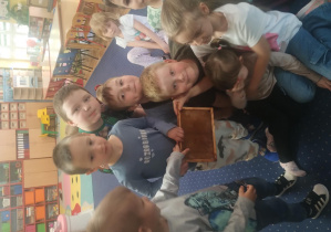 dzieci oglądają plaster miodu
