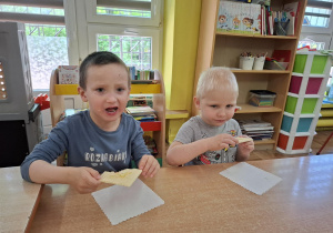 dzieci próbują miód