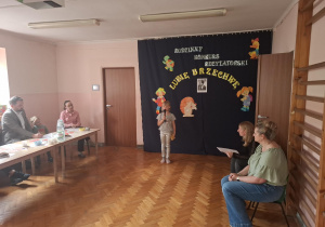 Dzieci prezentują wiersze Brzechwy przed jury i publicznością.