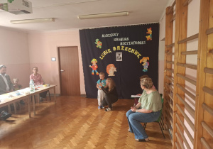 Dzieci prezentują wiersze Brzechwy przed jury i publicznością.