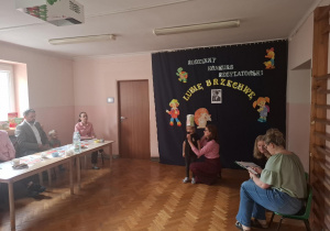 Dzieci prezentują wiersze Brzechwy przed jury i publicznością.
