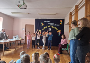 Dzieci prezentują wiersze Brzechwy przed jury i publicznością.