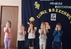 Dzieci prezentują wiersze Brzechwy przed jury i publicznością.