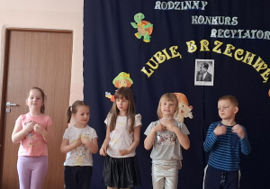 Dzieci prezentują wiersze Brzechwy przed jury i publicznością.