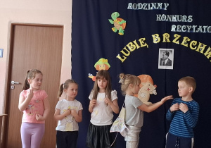 Dzieci prezentują wiersze Brzechwy przed jury i publicznością.