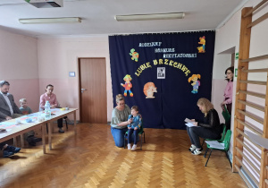 Dzieci prezentują wiersze Brzechwy przed jury i publicznością.