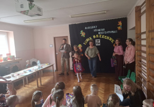Dzieci otrzymują nagrody.