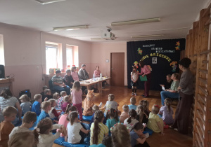 Dzieci prezentują wiersze Brzechwy przed jury i publicznością.
