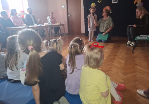 Dzieci prezentują wiersze Brzechwy przed jury i publicznością.