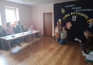 Dzieci prezentują wiersze Brzechwy przed jury i publicznością.