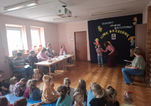Dzieci prezentują wiersze Brzechwy przed jury i publicznością.