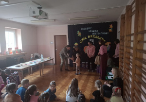 Dzieci otrzymują nagrody.