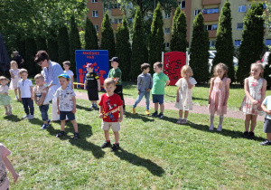 Dzieci prezentują program artystyczny dla mamy i taty.