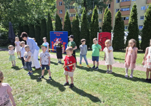 Dzieci prezentują program artystyczny dla mamy i taty.