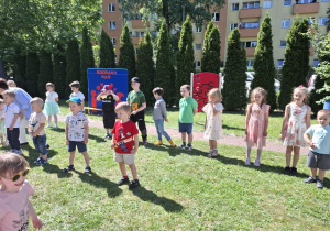 Dzieci prezentują program artystyczny dla mamy i taty.