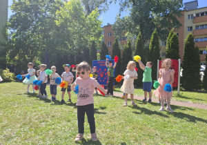 Dzieci prezentują program artystyczny dla mamy i taty.