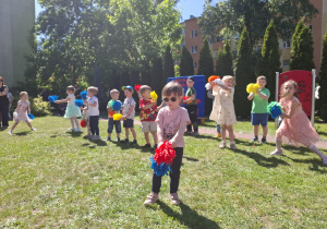 Dzieci prezentują program artystyczny dla mamy i taty.