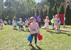 Dzieci prezentują program artystyczny dla mamy i taty.