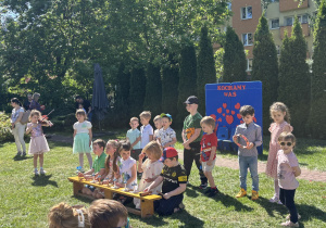 Dzieci prezentują program artystyczny dla mamy i taty.