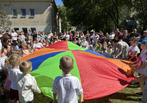Dzieci prezentują program artystyczny dla mamy i taty.