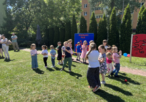 Dzieci prezentują program artystyczny dla mamy i taty.