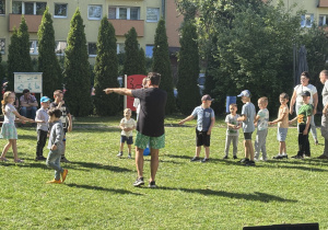 Zabawa w przeciąganie liny.