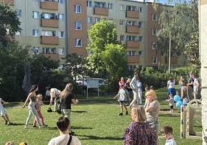 Zabawa w przeciąganie liny.