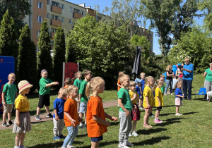Dzieci prezentują program artystyczny dla mamy i taty.