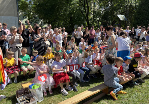 Wszyscy gromadzą się w ogrodzie.