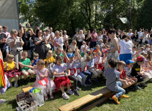 Rodzinny piknik w ogrodzie