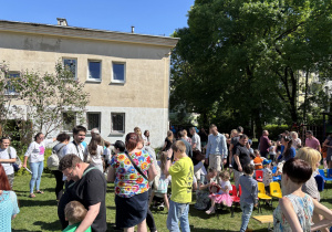 Dzieci wręczają rodzicom prezenty.
