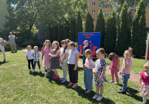 Dzieci prezentują program artystyczny dla mamy i taty.