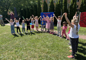 Dzieci prezentują program artystyczny dla mamy i taty.