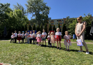 Dzieci prezentują program artystyczny dla mamy i taty.