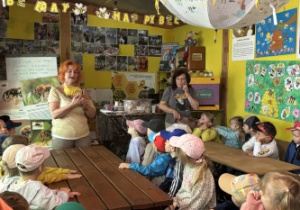 Dzieci podczas wycieczki do pasieki w Lipce.